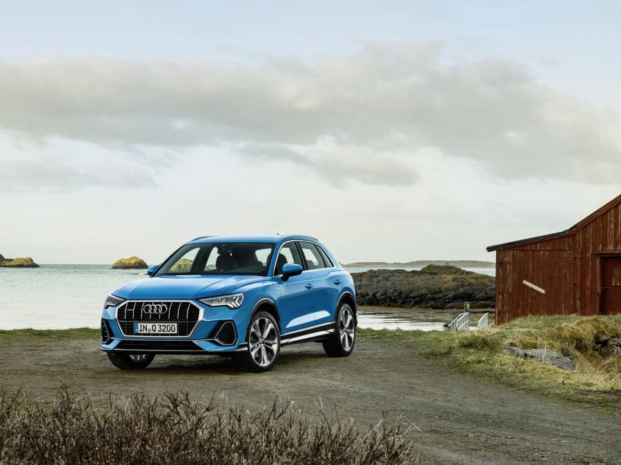  Audi Q3 45 TFSI Quattro S-Line 2018 года  (WW) (фото 10 из 56)